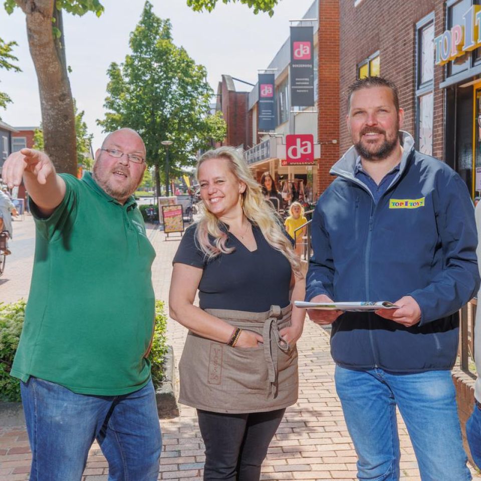 Avondmarkt Oosterwolde wordt nieuwe jas aangemeten. Veel winkeliers vonden: dit moet anders