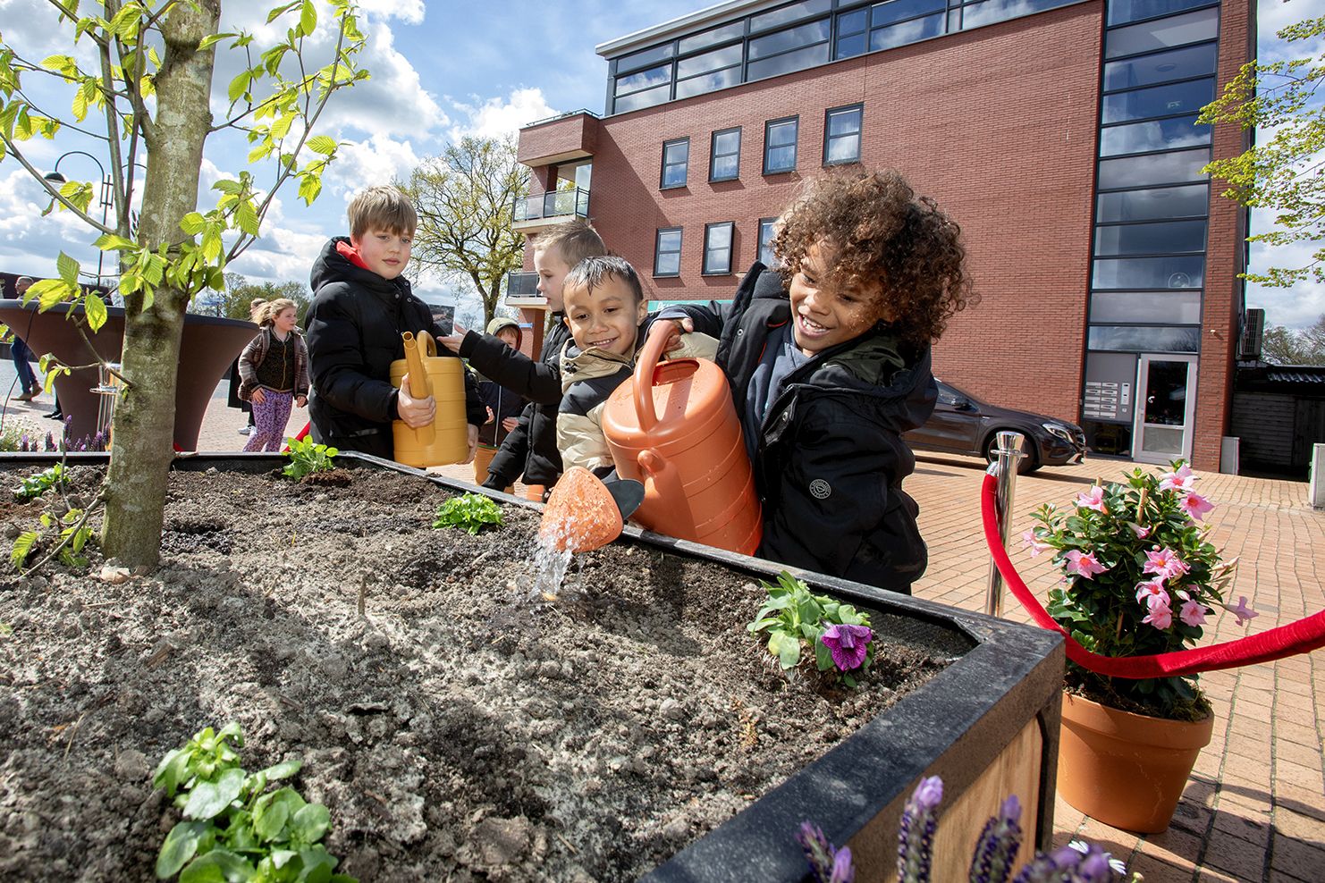 ‘Mobiel minibos’ geopend in hart van winkelcentrum Oosterwolde